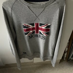 Morris tröja - Tjena! Säljer min Morris tröja som är i gott skick, 9/10.  Storlek S För fler frågor skriv PM😁💛