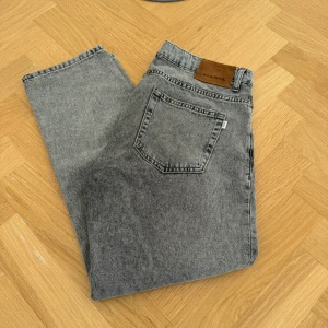 Woodbird jeans - Gråa Woodbird jeans (straight leg) storlek 33/30. Pm om ni har frågor.