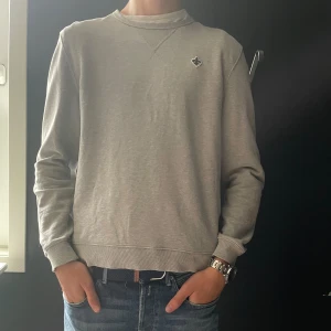Morris Crewneck - Säljer nu denna morris crewneck pga att jag har växt ur den, tveka inte att höra av er vid frågor eller funderingar 😄