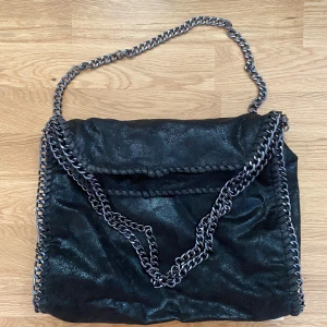 Stella McCartney liknande väska - En väska som är otroligt lik Stella McCartney väskorna! Stor och har dragkedja till både själva väskan men även ett litet fack där inuti! Nästintill helt ny då den bara är använd 3 gånger!