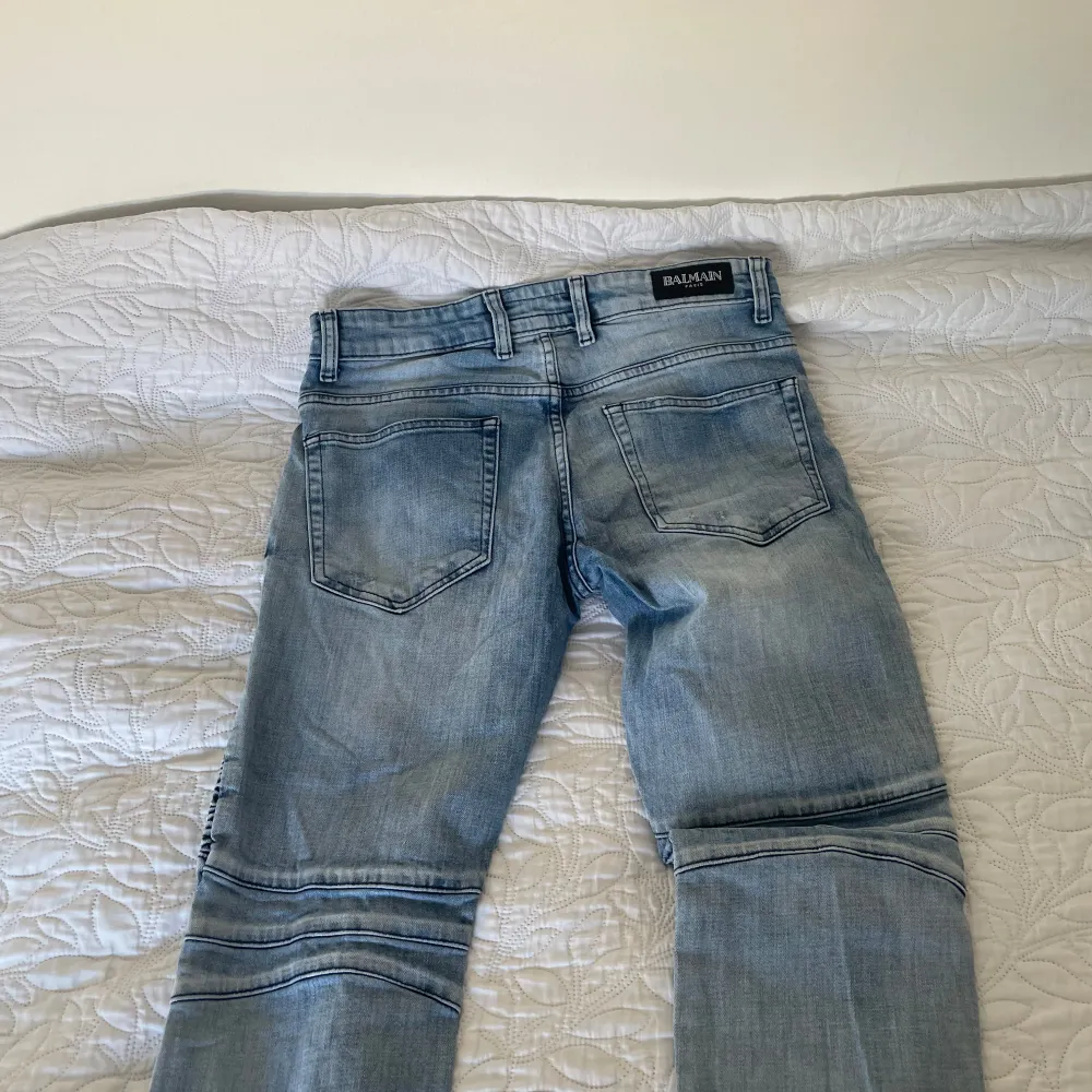 Säljer mina balmain byxor då jag inte använder de längre. Storlek S/M. Jeans & Byxor.