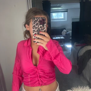 Shorta! - Jätte snygg shorta i ass snygg rosa färg!! använd få gånger till festivaler osv!! jätte snygg tröja!🩷🩷