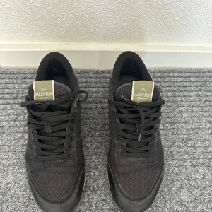 Valentino rockrunner - ett par över feta svarta  rockrunners i ett mycket bra skick! hör av er vid intresse!
