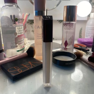 Hourglass concealer  - säljer då den är för ljus för mig. Den är öppnad och testad ca 4ggr men säljer nu då det inte funkar på mig pga färgen. Den är  köpt för 479kr på sephora. Den är i färgen Birch🤍kan gå ner i pris vid snabb affär