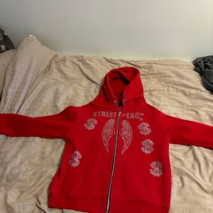 Street tag hoddie - Säljer nu en väldigt skön hoddie som inte varit mycket andvänt och sparsamt förvarad, den är mycket bra sick och är väldigt varm och skön inför vintern. Jag skulle säga att det är lite mer av en over size hoodie men forre väldigt fin. Män/kvinnor.