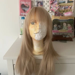 Blond peruk - IGGA HUVUDET JAG HADE TRÅKIGT. Hade tänkt används den till kirara (genshin) cosplay men vill inte cosplaya henne längre. Har aldrig haft den ute, bara korta stunder inomhus ^^ köparen står för frakten!