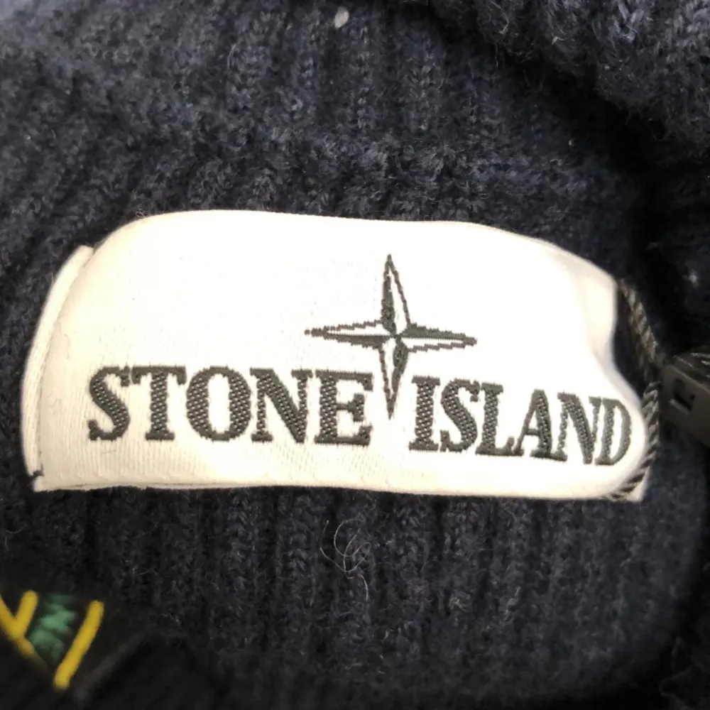 Super fin stone island stickad tröja med polo, säljes pga använder ej  den är köpt på en second hand butik för 2500, kan gå ner i pris vid snabb affär. skick pm för fler bilder🩷🩷. Tröjor & Koftor.