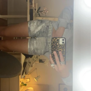 Gråa nike pro shorts 🙏🏼🙏🏼 - Säljer eftersom de är för små för mig 🙏🏼🙏🏼🙏🏼 de är anvönda kanske 10-15 gånger men är i nytt skick 💕