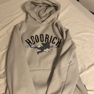 Hoodrich hoodie - Grå hoodrich hoodie storlek xs men passar lätt s, aldrig använd säljer för att jag aldrig använder den.