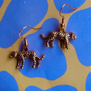 Guldfärgade leoparörhänger - Nickelfria krokar. Hämtas i Hornstull i Stockholm eller skickas mot fraktkostnad (18kr). 