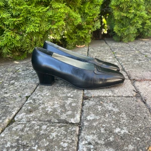 Svarta klackar  - Svarta klackarskor i skinn. Använda men väldigt fint skick.  Storlek 39. 