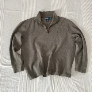 Ralph Lauren Half-Zip - Säljer min Ralph Lauren half-zip. Inte mycket använd och i gott skick (har dock en fläck som man kan se i sista bilden). Priset kan diskuteras och om man vill ha fler bilder eller undrar något så är det bara att höra av sig. 