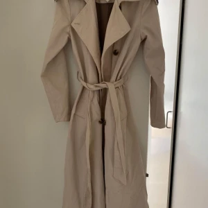 trenchoat  - trenchcoat i lite tjockare material. perfekt för hösten! Aldrig använd köpt för 799:- 
