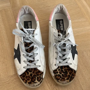 Golden goose skor  - Säljer dessa golden goose skor som är köpta i NewYork i vintras, endast skorna medföljer❤️ 