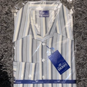 Helt ny ”Derby” skorta  - Aldrig andvänd