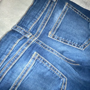 low waist jeans - jag är ca 160 och dom är för korta för mej, jag har aldrig använt dom (barn storlek)
