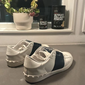 Valentino opens  - Intressekoll på mina fräscha och näst intill nya marinblåa valentino opens. Säljer då jag är sugen på ett par andra dojjor. Köpta från farfetch! Skriv om ni har några frågor!  Box samt dustbags ingår!