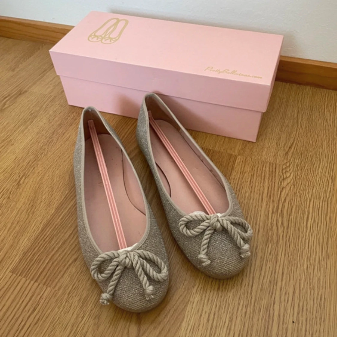 Glittriga ballerinaskor med rosett