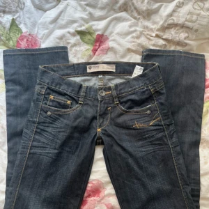 Freeman T. Porter jättelåga jeans - Jätte lågmidjade jeans, 37,5 cm över midjan. Pris kan alltid diskuteras:)