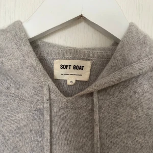 Soft goat - Tja!  Säljer nu min soft goat hoodie som blivit för liten! Storleken är S och passar om du är runt 170-175. Tröjan är i väldigt bra skick men lappen har lossnat lite vilket man lätt kan sy tillbaka! Nypris ligger på 3000, säljer för 1699🍻🕺🏼