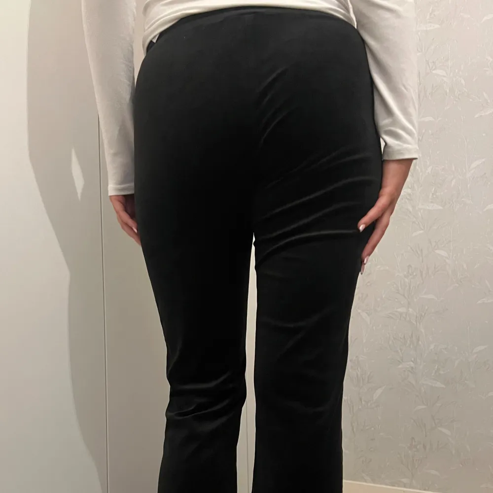 Säljer dessa mysiga byxor från Gina tricot i storlek XS. Snöret är borta och därav priset men är lika mysiga ändå🖤är 163 cm lång för referens . Jeans & Byxor.