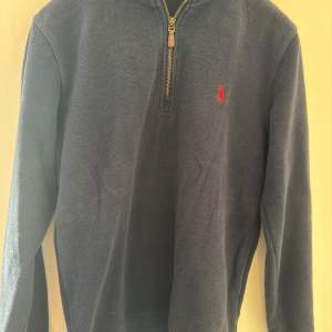 Säljer min Ralph Lauren quarter zip som är i ganska bra skick. Den är i färgen navy blue/ marinblå.  Nypris ca 2400 kr.  Den är i storlek S.  Priset kan diskuteras vid snabb affär.  Dm för mer info/ bilder! 