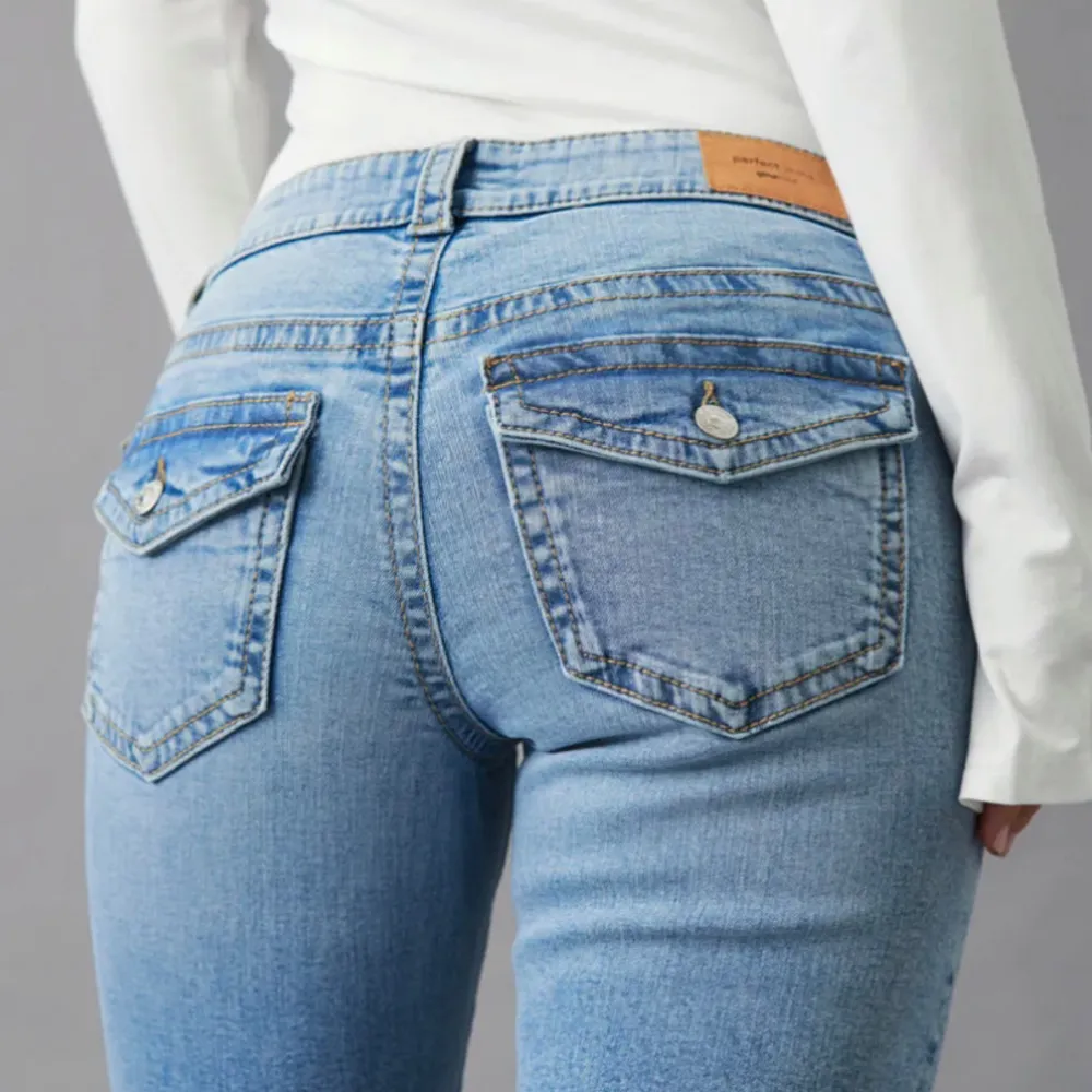 Säljer ett par snygga jeans från gina tricot De är i storlek 32 och passar perfekt för dig som vill ha en stilren och bekväm look jeansen är i nyskick och har inga skador eller fläckar köpte dom för 500kr Och pris kan alltid diskuteras💕. Jeans & Byxor.