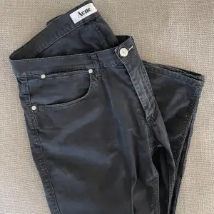 Ett par svarta satin Acne Jeans i storlek 32/34. Skriv om du har frågor!