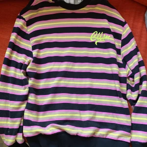 ASOS tröja helt oanvänd - Storlek M Mycket bra skick Väldigt bekvämt material Stor i storleken! (Oversized)  Säljer pågrund av att den inte passar mig!