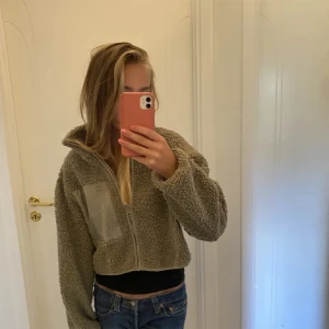 Teddy jacka - Säljer denna gröna Teddy jacka från Gina, köpte på plick förra hösten. Har en annan höst jacka denna höst så väljer att sälja den vidare. Super fin jacka i jätte bra skick. (Bilderna är lånade, skriv för fler bilder)