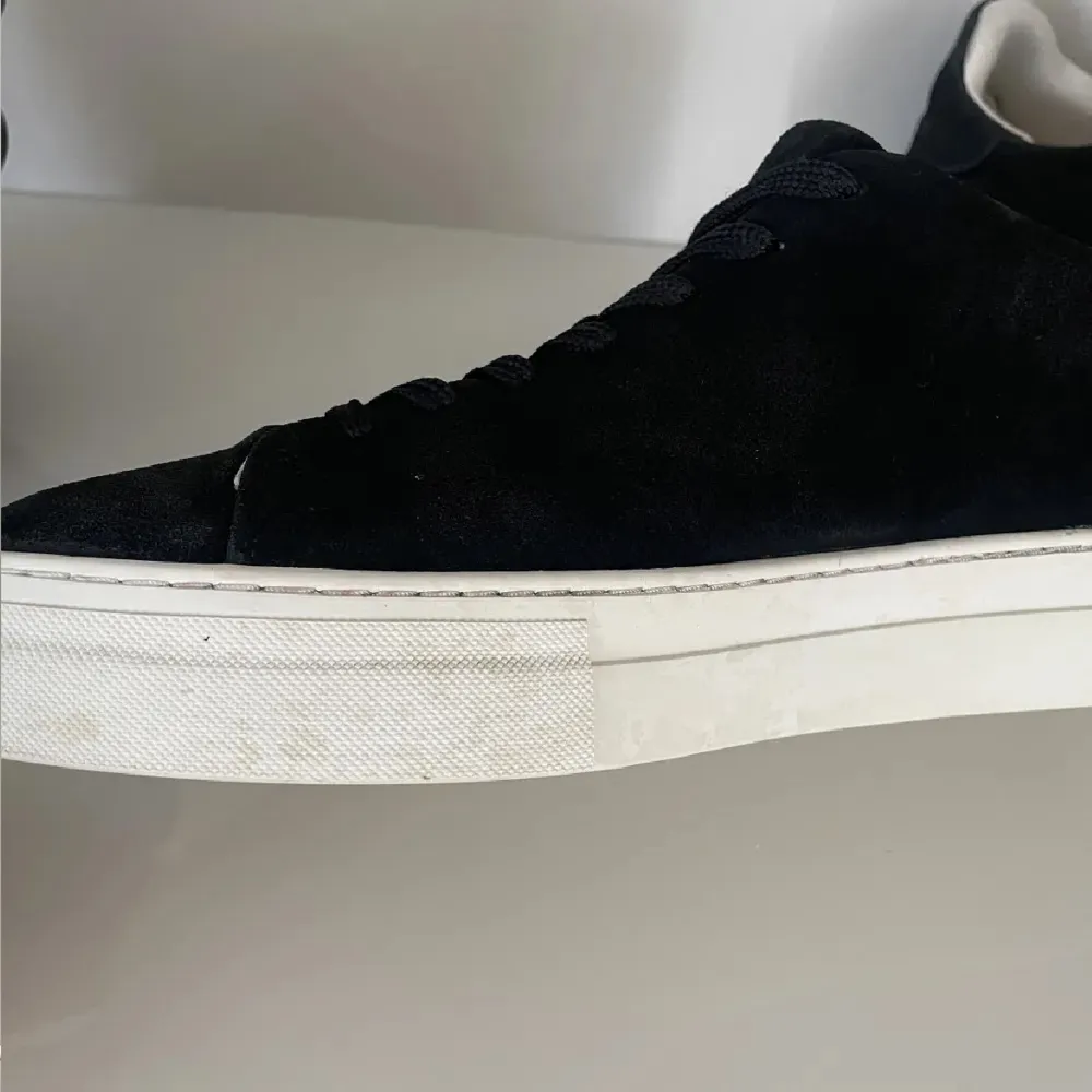 Svarta selected homme sneakers i stl 43. Köpta för 1200 kr på nlyman. Mycket bra skick, det ändå är att där är några fläckar på insidan av höger skon och ett pyttelitet hål på högra skon, kan skicka bild på det, men inget av det  syns typ. . Skor.