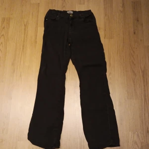 Jeans - Ett par jeans ifrån ONLY i storlek 158 (13 år) Har blovit lite solblekta och lite urtvättad. Säljer dom dör att de är för små.  Köparen står för frakten.