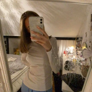 Vit långärmad topp - Basic och jättefin! Säljer då jag har en likadan. Använd några gånger och står inte en storlek men passar på XS/S.