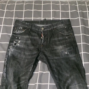 Dsquared jeans - Säljs pågrund av att jag har bytt stil Kan gå ner i pris via snabb affär Är 175 och dem sitter bra så jag skulle säga dem passar alma från 170-180