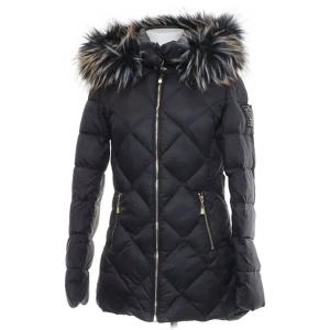 Svart quiltad vinterjacka med pälskrage - Säljer en snygg svart pufferjacka med quiltat mönster och en fluffig pälskrage. Jackan har en dragkedja framtill och två praktiska fickor med dragkedjor. Perfekt för kalla vinterdagar! 🖤Löstagbar pälskrage. En knapp saknas här, enkel åtgärd 