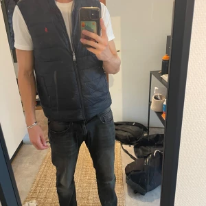 Ralph lauren väst  - Mörkblå Ralph lauren väst som även går att ha grå ut och in. Den är i mycket fint skick. Hör av dig vid minsta fråga!🌟