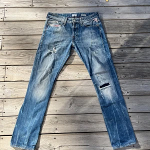 Replay jeans - Säljer dessa replay jeans med riktigt snygga slitningar. Jeansen är i storlek 31/32 och i modellen waitom som liknar anbass. Kom privat för minsta lilla fundering, priset går att diskutera.