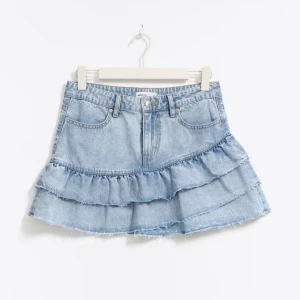 Jeans kjol med volang - Fin kjol i bra skick. Slut på hemsidan! Skriv för fler bilder💗