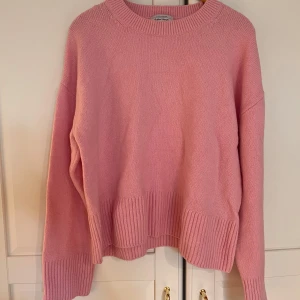 Stickad tröja  - Rosa stickad tröja från &OtherStories i storlek S men skulle säga att den är mer som en XS. Knappt använd och är i fint skick💕