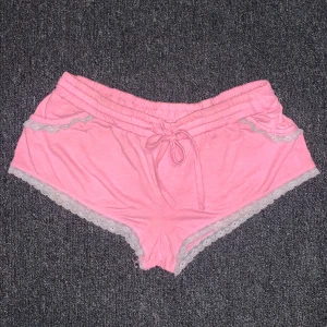 Rosa shorts - Storlek står ej men skulle tippa på S. 70cm midjemått. Använda en del men ser betydligt bra ut. Lågmidjade! BETALNING SKER VIA SWISH ! Köparen står för frakt 45kr 🖤