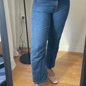 Jeans Monki - Ankle jeans med lite flare från monki 