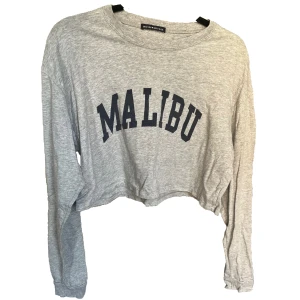 Grå långärmad croptop Brandy Melville - Grå långärmad croptop med tryck från Brandy Melville🫶🏻 storlek onesize