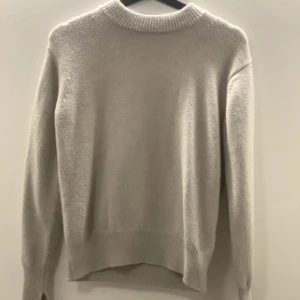 Stickad tröja  - Gullig stickad tröja, bra skick men lite nopprig i armarna, men knappt nått som syns (bilderna är från förra ägaren, inte mina bilder!)