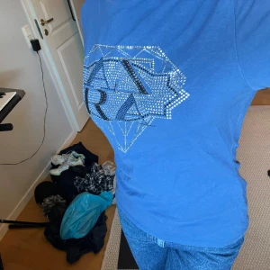 Vintage tröja - Vintage t-shirt från zara med diamanter på. Storlek S/xs och är i väldigt bra skick💞sitter snyggt på