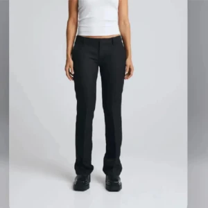 Lågmidjade kostymbyxor - Lågmidjade kostymbyxor frpn bik bok i modellen Vera med slits! Inga defekter, säljer då dom va för små☺️