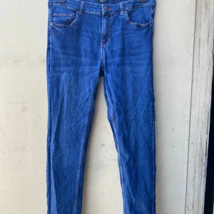 Blå jeans från Pieces - Säljer ett par snygga blå jeans från Pieces i storlek XL. De har en klassisk femficksdesign och är i en skinny fit som sitter tajt och bekvämt. Perfekta för både vardag och fest!