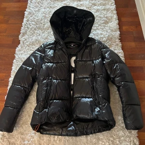 Save the duck jacka - Säljer denna sköna jacka för att jag är sugen på något nytt.  Nypris: 3300kr Skicket är 9,9/10. Det är en skön jacka perfekt för vintern. Det är ända är att upphängnings öglan börjar bli lite sliten.