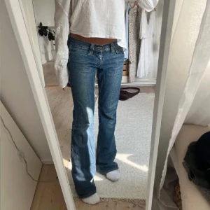 Lågmidjade jeans  - Köpta här på plick men passade tyvärr inte💗 jättefin tvätt och modell!!  Midjemått: 40cm tvärs över  Innerbenslängd: 83 cm  