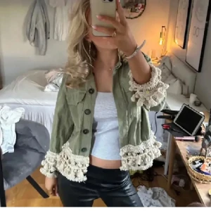 Grönjeansjacka zara  - Super fin härlig jacka i grönfärg, från Zara som inte går att köpa längre!💚🫶Säljer den för att jag inte längre har någon användning av den längre. Små nästan osynliga fläckar på den. Skriv för bilder. Lånade bilder!