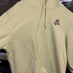 Hoodie  - Garderobrensinggg, jätte skön ljus grön hoodie från hm, knappt använd och fortfarande ren som ny. Den är i storlek S  den har ett tunt mjukt fluff som är jätte skön och håller dig varm. Köpt för 200kr men säljer såklart för ett billigare pris 